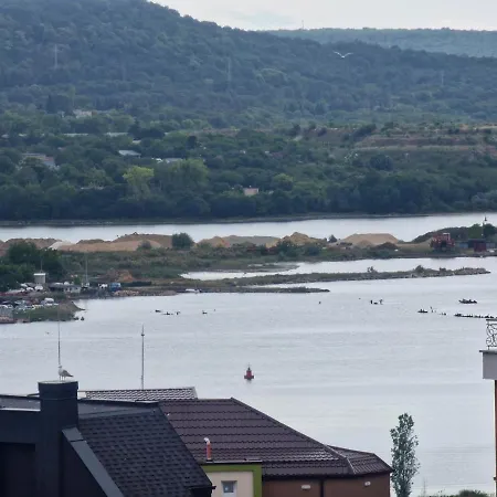 просторен דירה