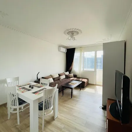 просторен דירה